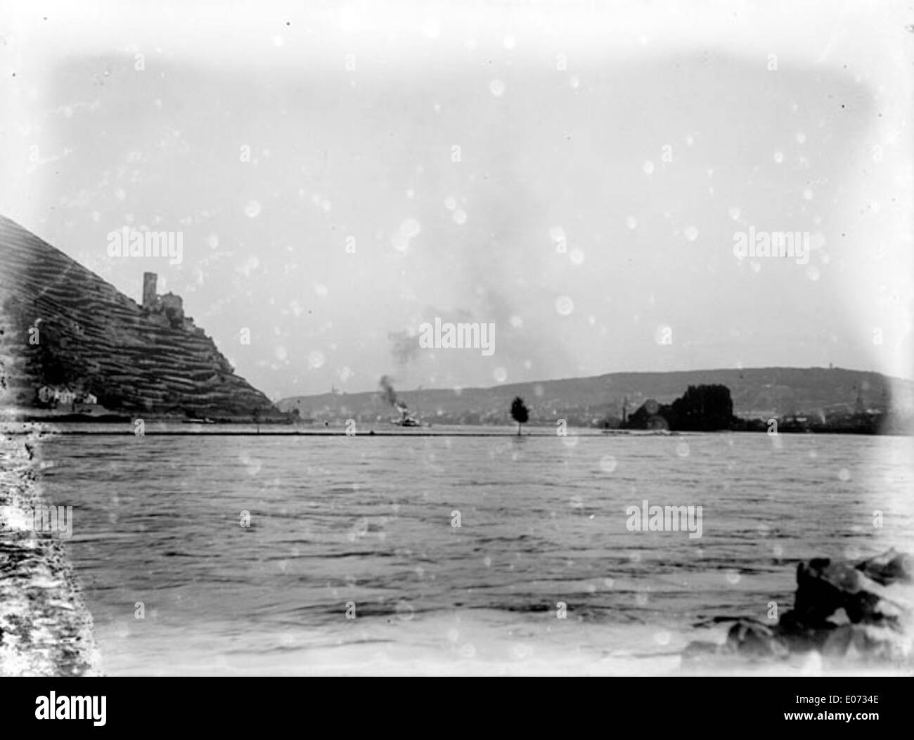 Le Rhin près de Rüdesheim ist ein Kunstwerk, das den Rhein bei Rüdesheim in Hessen darstellt. Das Gemälde fängt die natürliche Schönheit der Flusslandschaft mit detaillierter Darstellung der Umgebung ein. Stockfoto