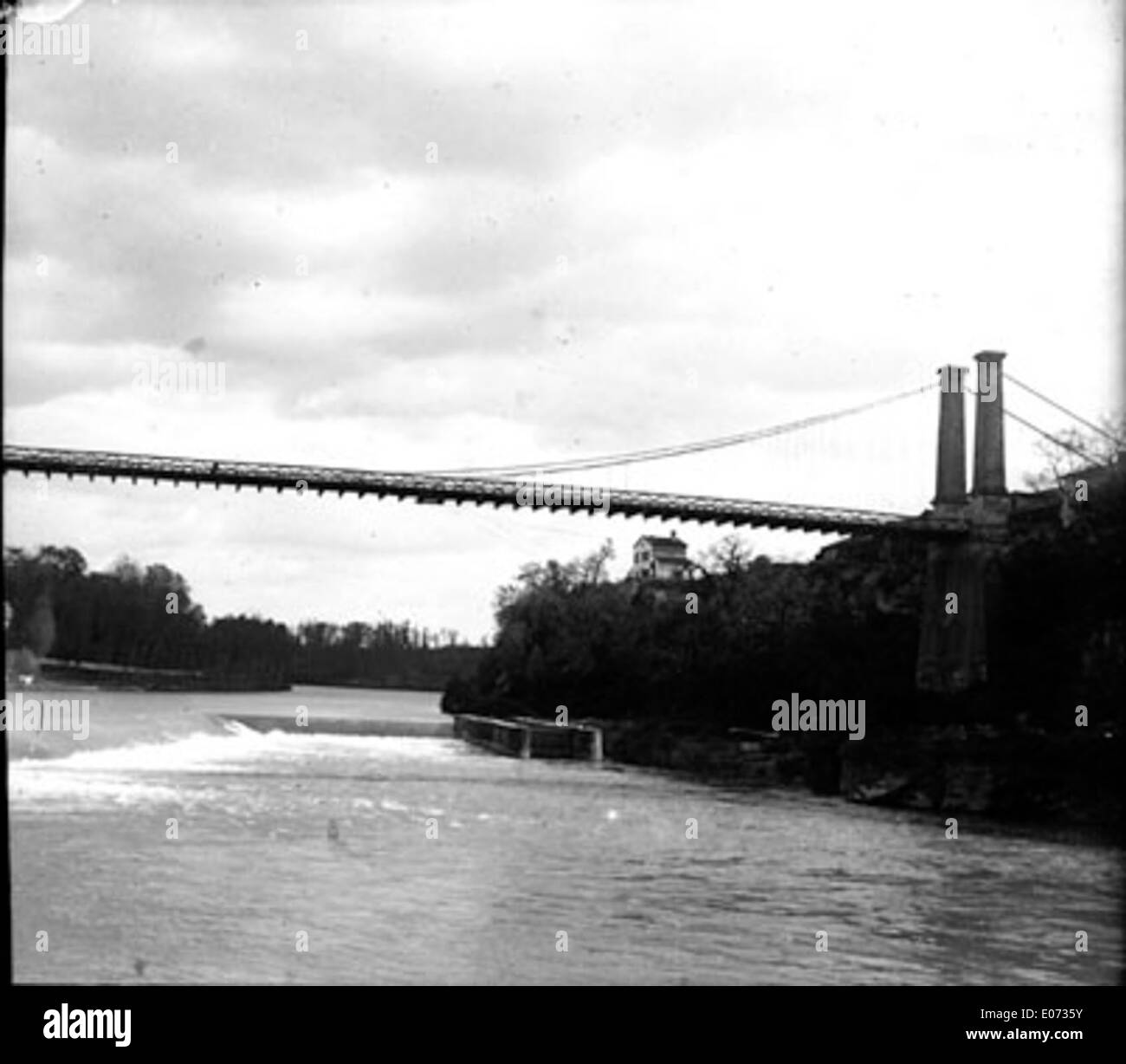 Pont Suspendu au-Dessus d ' un fleuve Stockfoto