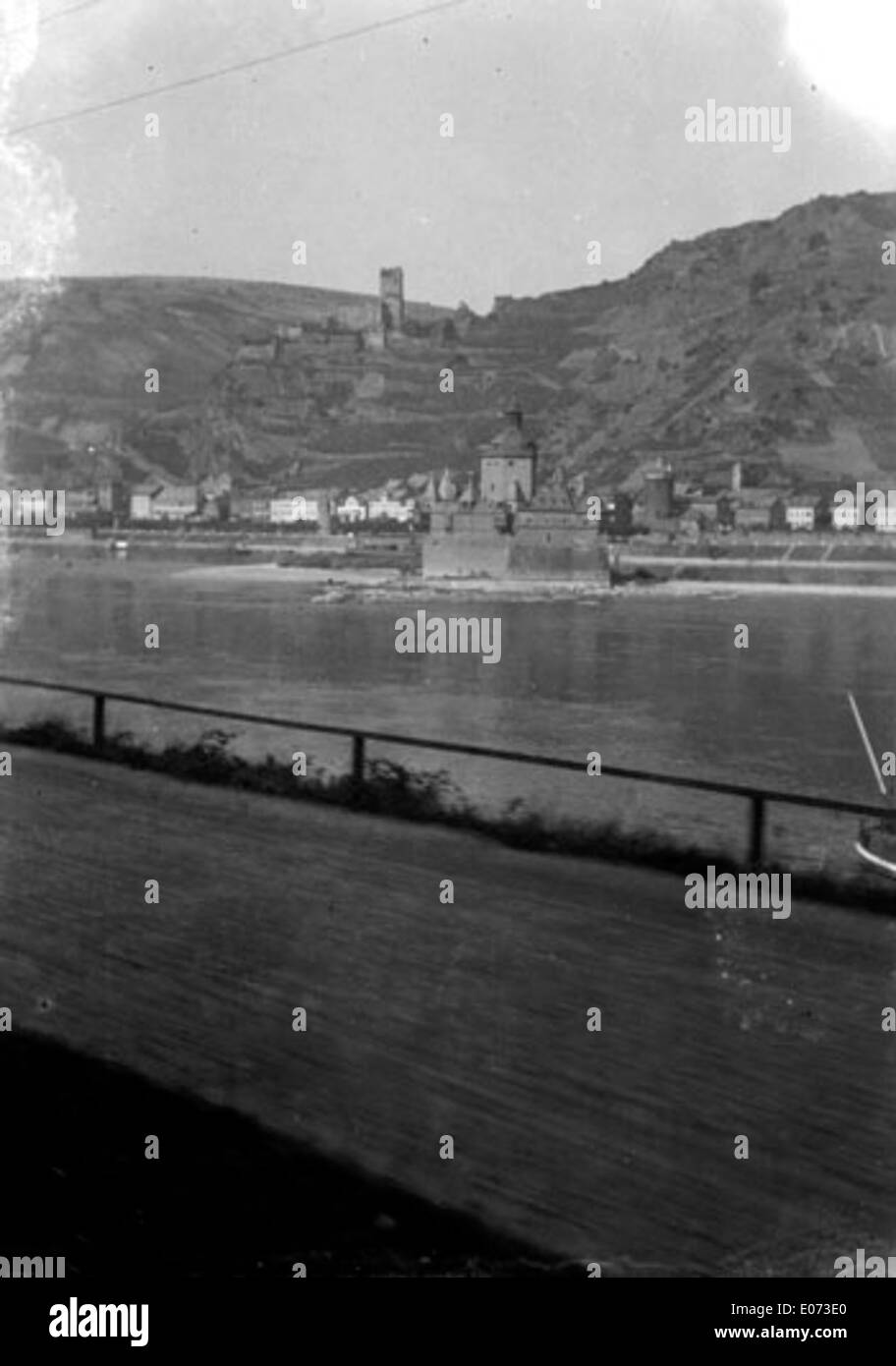 Ein detaillierter Blick auf die Stadt Rüdesheim am Rhein in Hessen mit der Burg Pfalzgrafenstein. Die Szene fängt die mittelalterliche Architektur und die malerische Flusslandschaft der Region ein. Stockfoto