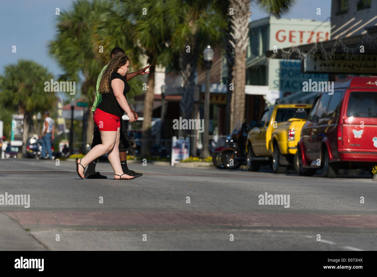 Mann Frau Kreuzung Main Street Leesburg, Florida Stockfoto