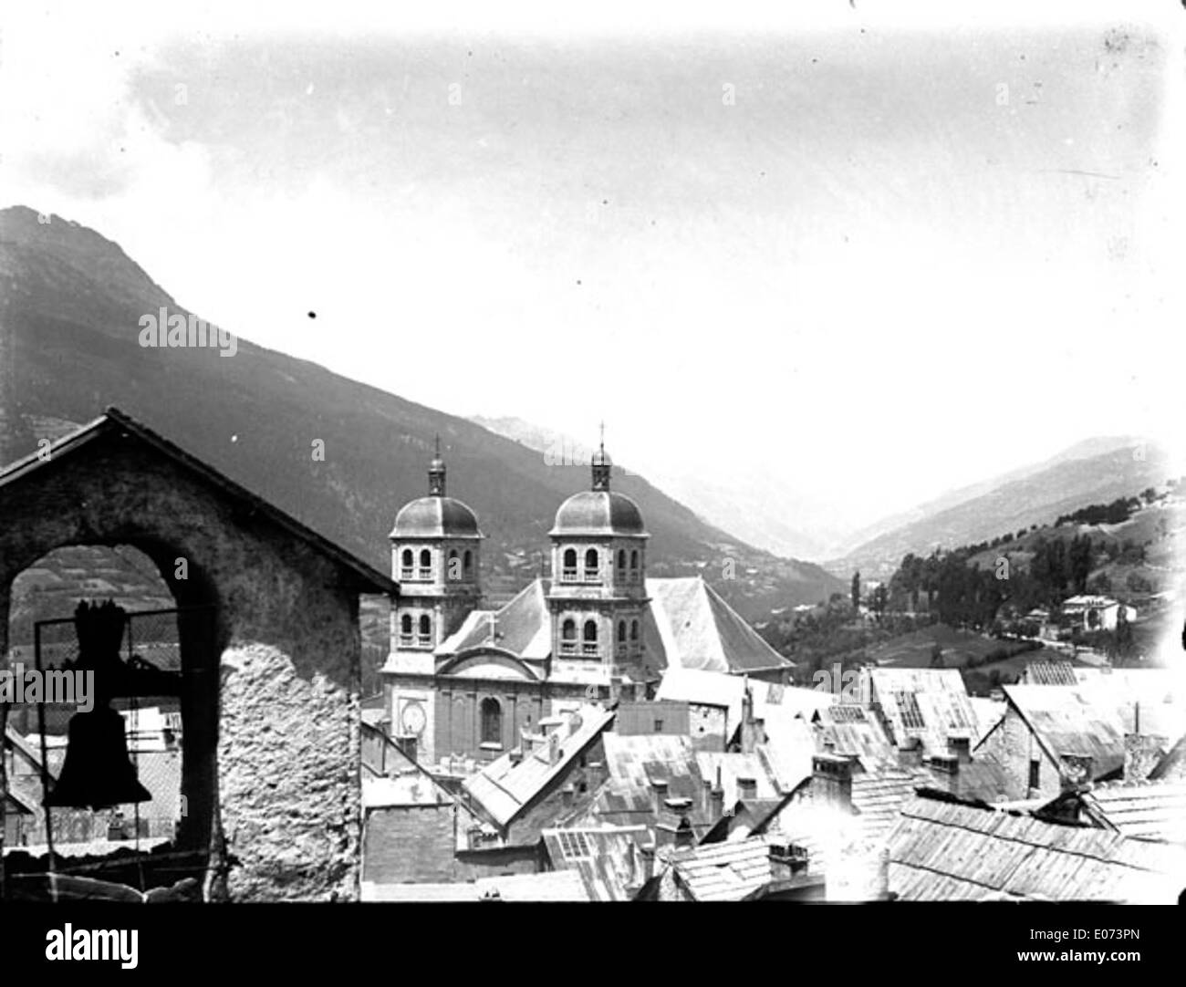 Dieses Kunstwerk, „Toits et clochers d'un Village de moyenne montagne“, zeigt die Dächer und Kirchtürme eines Dorfes in den Vorgebirgen und fängt das Wesen des ländlichen Lebens in den mittleren Bergen ein. Es ist Teil der Bibliothèque de Toulouse. Stockfoto