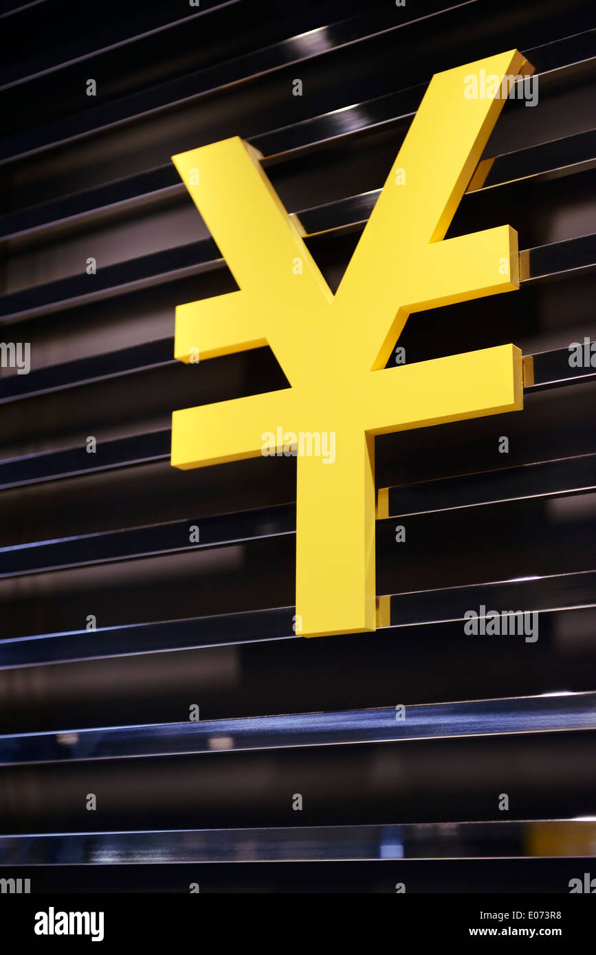 Japanischer Yen gelb Währungssymbol auf Metall Hintergrund Stockfoto