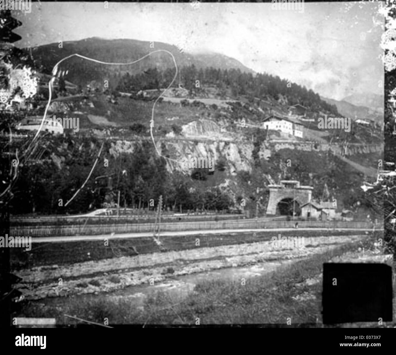 Dieses Bild zeigt eine bergige Landschaft mit einer Eisenbahnstrecke und einem Tunnel, die die für die Region typische Mittelgebirgslandschaft widerspiegelt. Sie hebt sowohl die Schönheit der Natur als auch die Infrastruktur hervor, wie z. B. die Bahnlinie. Stockfoto