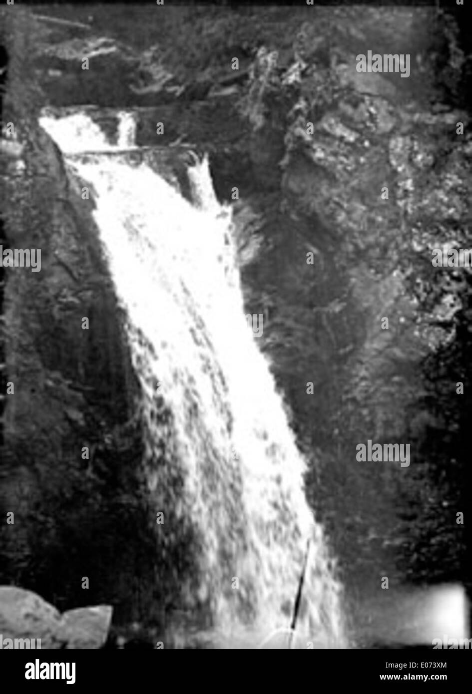 Diese Illustration aus der Bibliothèque de Toulouse zeigt einen detaillierten Plan für eine Gebirgswasserfall-Kaskade und zeigt Landschaftsgestaltung und -Technik aus dem 18. Jahrhundert mit Schwerpunkt auf natürlicher Schönheit und Wasserfluss. Stockfoto