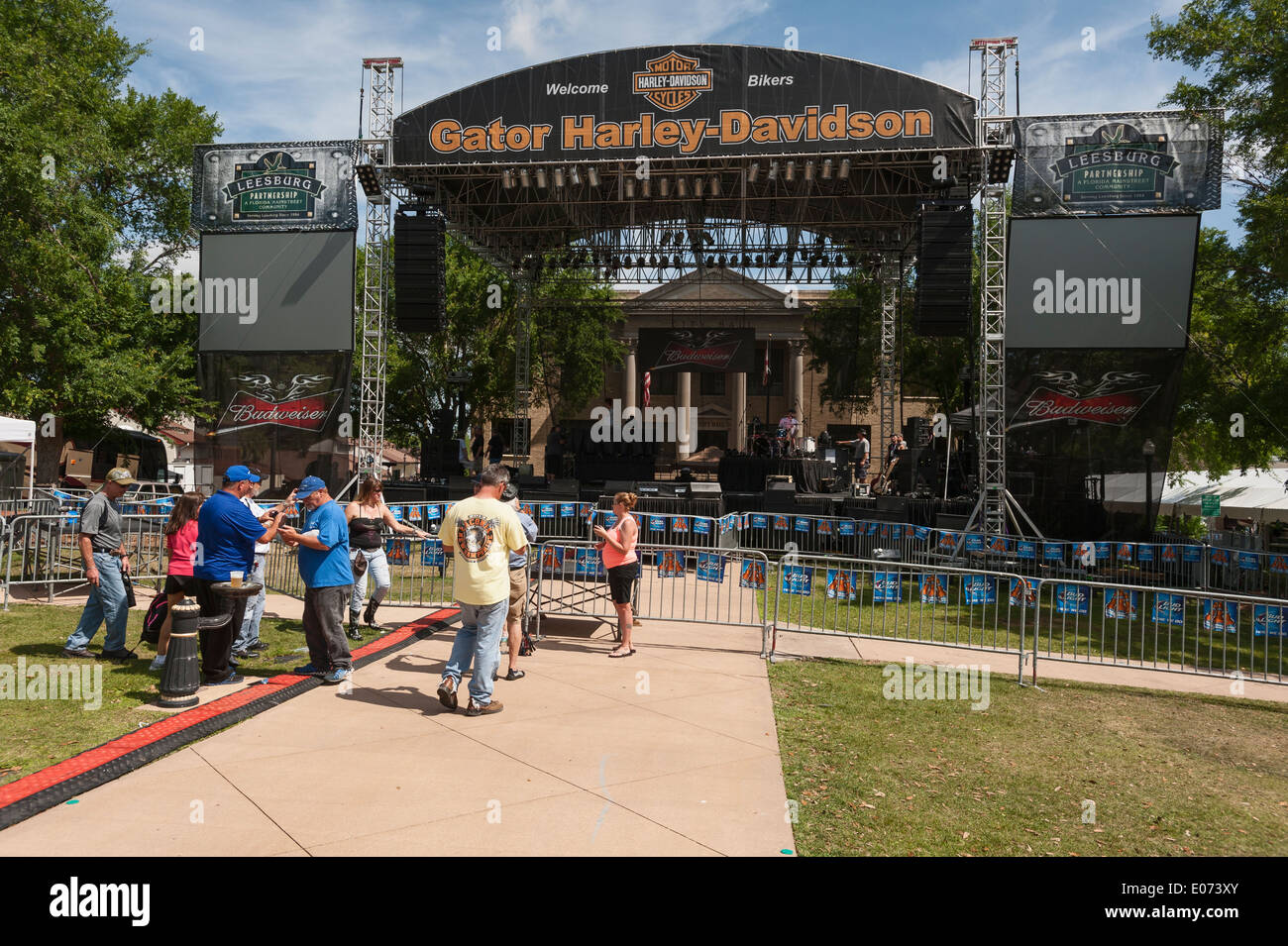 Gator Harley-Davidson Musikbühne in Leesburg, Florida USA Motorrad jährliche Bikefest Woche einrichten. Stockfoto