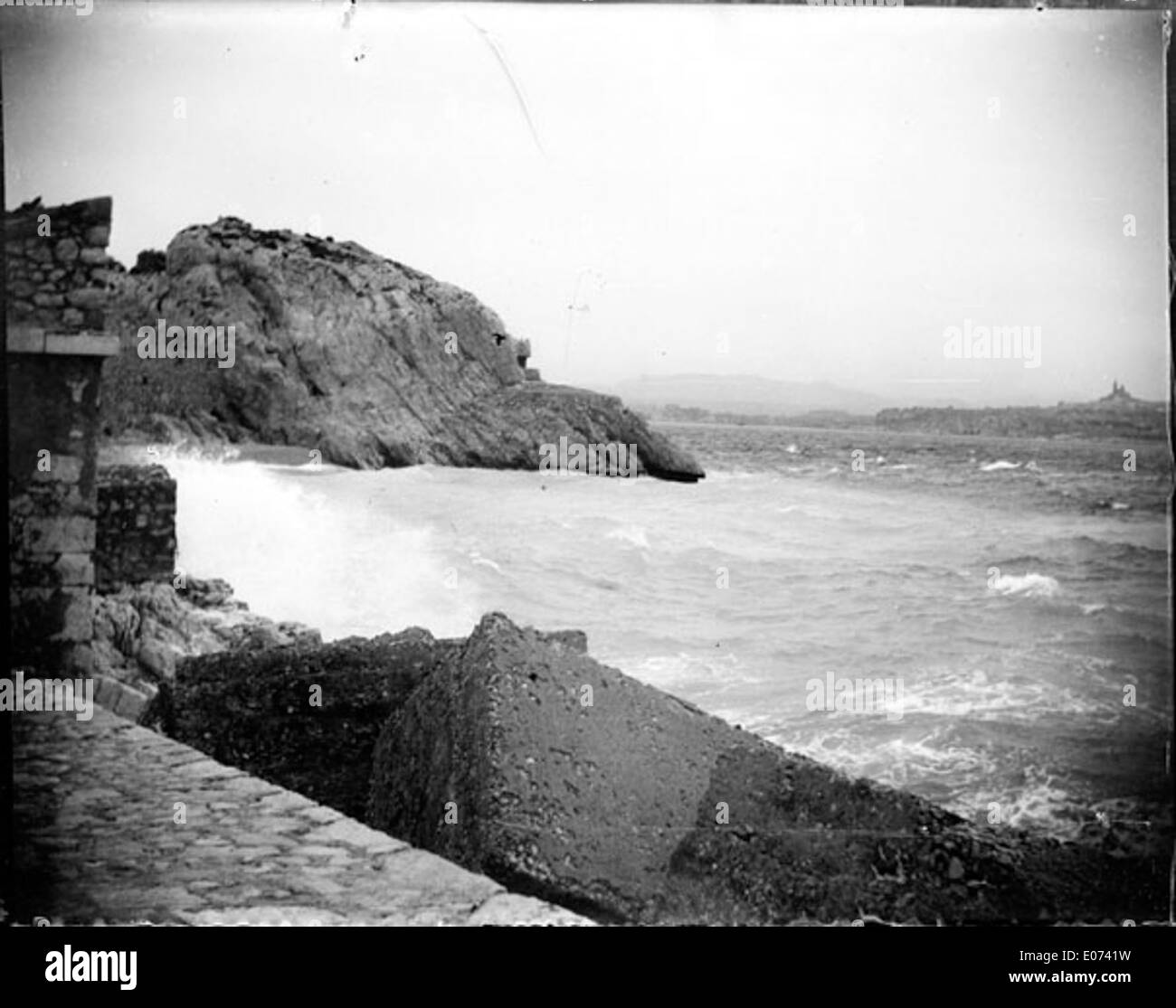 *Vue de l'océan et des Côtes* ist eine historische Karte, die das Meer und die Küstenregionen darstellt und einen umfassenden Überblick über das geografische Layout bietet. Die Karte dient als Referenz für die Erkundung und Seeschifffahrt des 18. Jahrhunderts und trägt zum historischen Verständnis der Küstenforschung dieser Zeit bei. Stockfoto