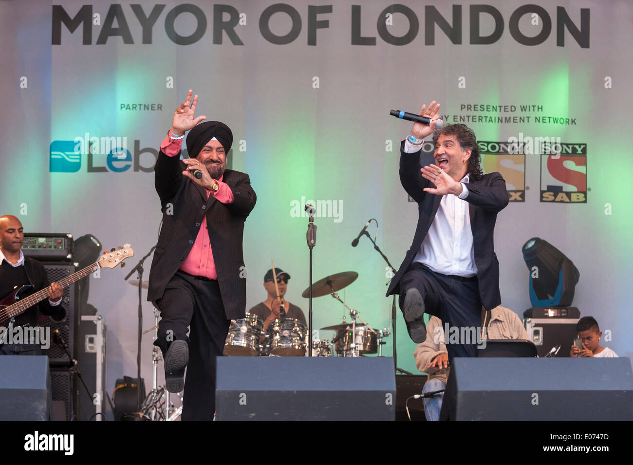 Trafalgar Square, London, UK. 4. Mai 2014.  Der Bürgermeister von London eingeladen Londoner feiern Vaisakhi, am Anfang des neuen Jahres Sikh durch zuschauen live auf der Bühne, die Aufführungen organisiert von Sony Entertainment Network.  Im Bild: Apna Sangeet, ein Duo, bestehend aus k.s. Bhamrah und S.S. Gill, Führer in die Welt der Bhangra Musik.      Bildnachweis: Stephen Chung/Alamy Live-Nachrichten Stockfoto