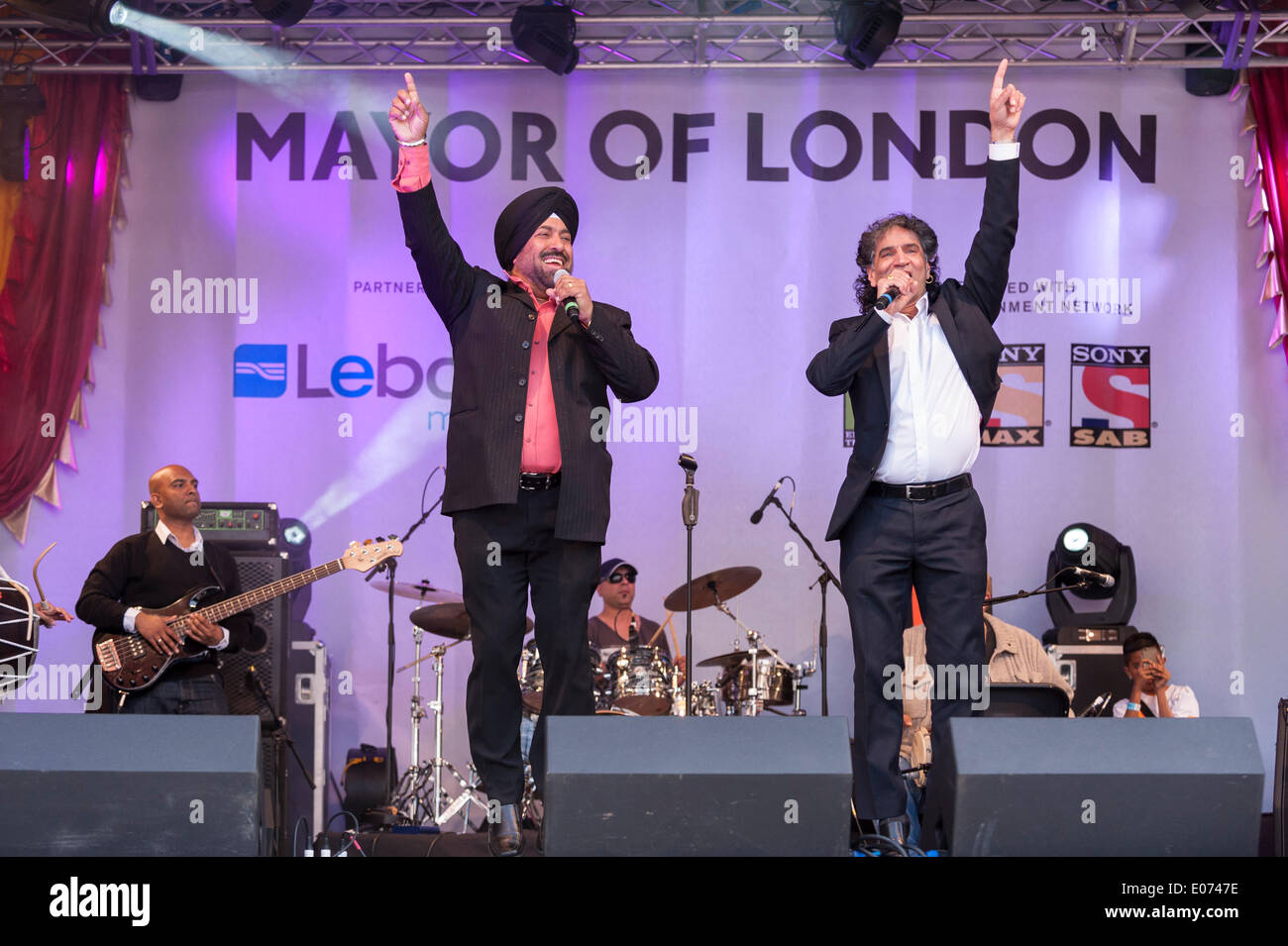 Trafalgar Square, London, UK. 4. Mai 2014.  Der Bürgermeister von London eingeladen Londoner feiern Vaisakhi, am Anfang des neuen Jahres Sikh durch zuschauen live auf der Bühne, die Aufführungen organisiert von Sony Entertainment Network.  Im Bild: Apna Sangeet, ein Duo, bestehend aus k.s. Bhamrah und S.S. Gill, Führer in die Welt der Bhangra Musik.      Bildnachweis: Stephen Chung/Alamy Live-Nachrichten Stockfoto