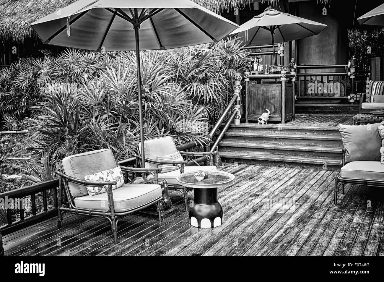 schwarze und weiße Sessel und einen Tisch auf der offenen Terrasse Stockfoto