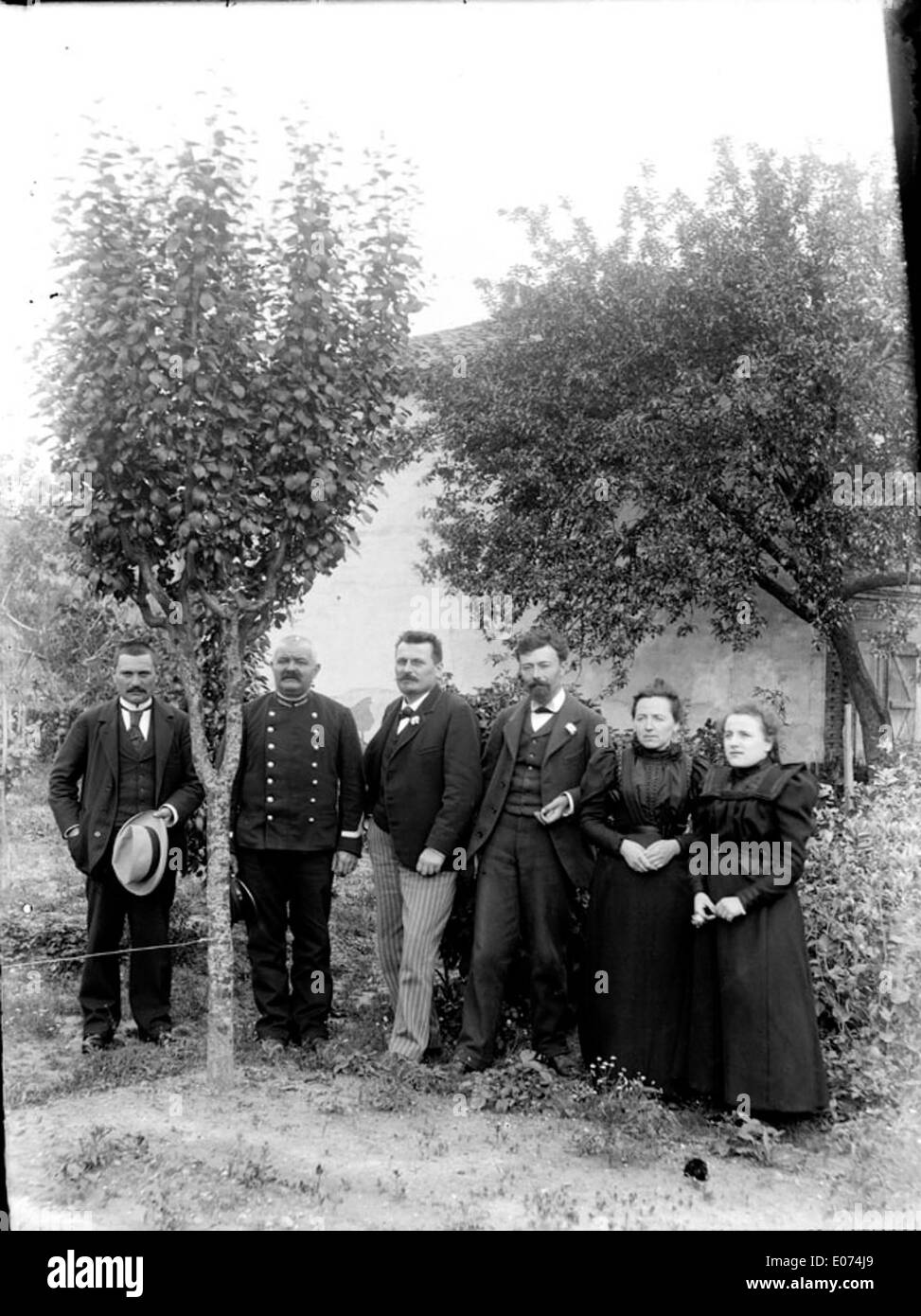 Antonin Perbosc, ein Familienvater, mit seiner Frau Maria und ihrer Tochter Hélène, in einem Porträt, das in einem Garten aufgenommen wurde, ein historisches Kunstwerk, das einen intimen Moment einfängt. Stockfoto