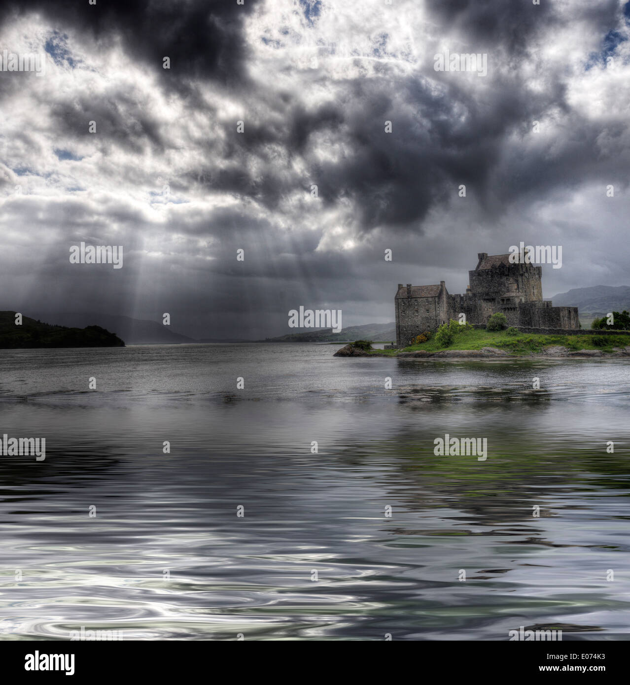 Dramatische Beleuchtung auf Eilean Donan Castle in Schottland Stockfoto
