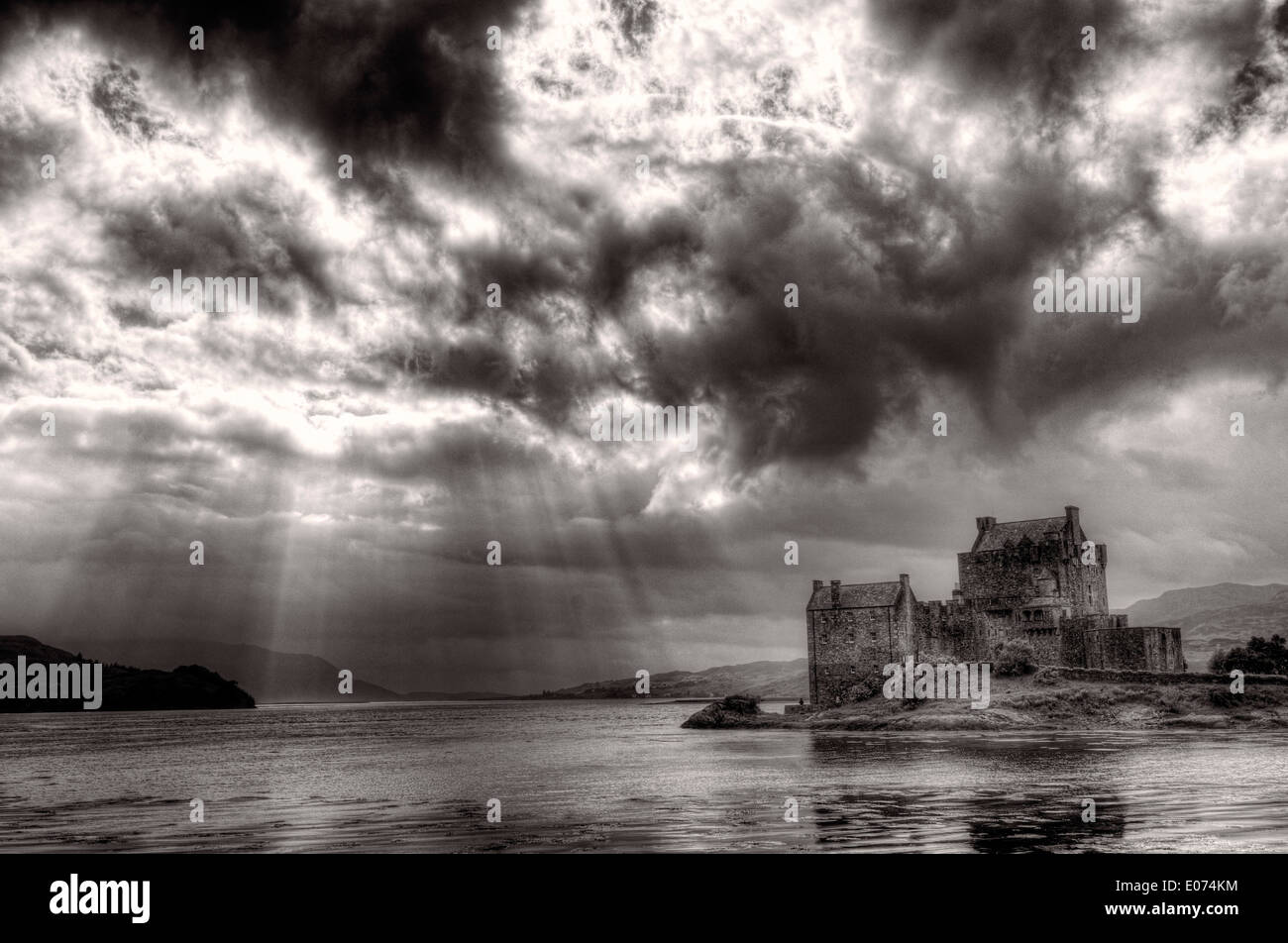 Dramatischer Beleuchtung auf Eliean Donan castle in Schottland Stockfoto
