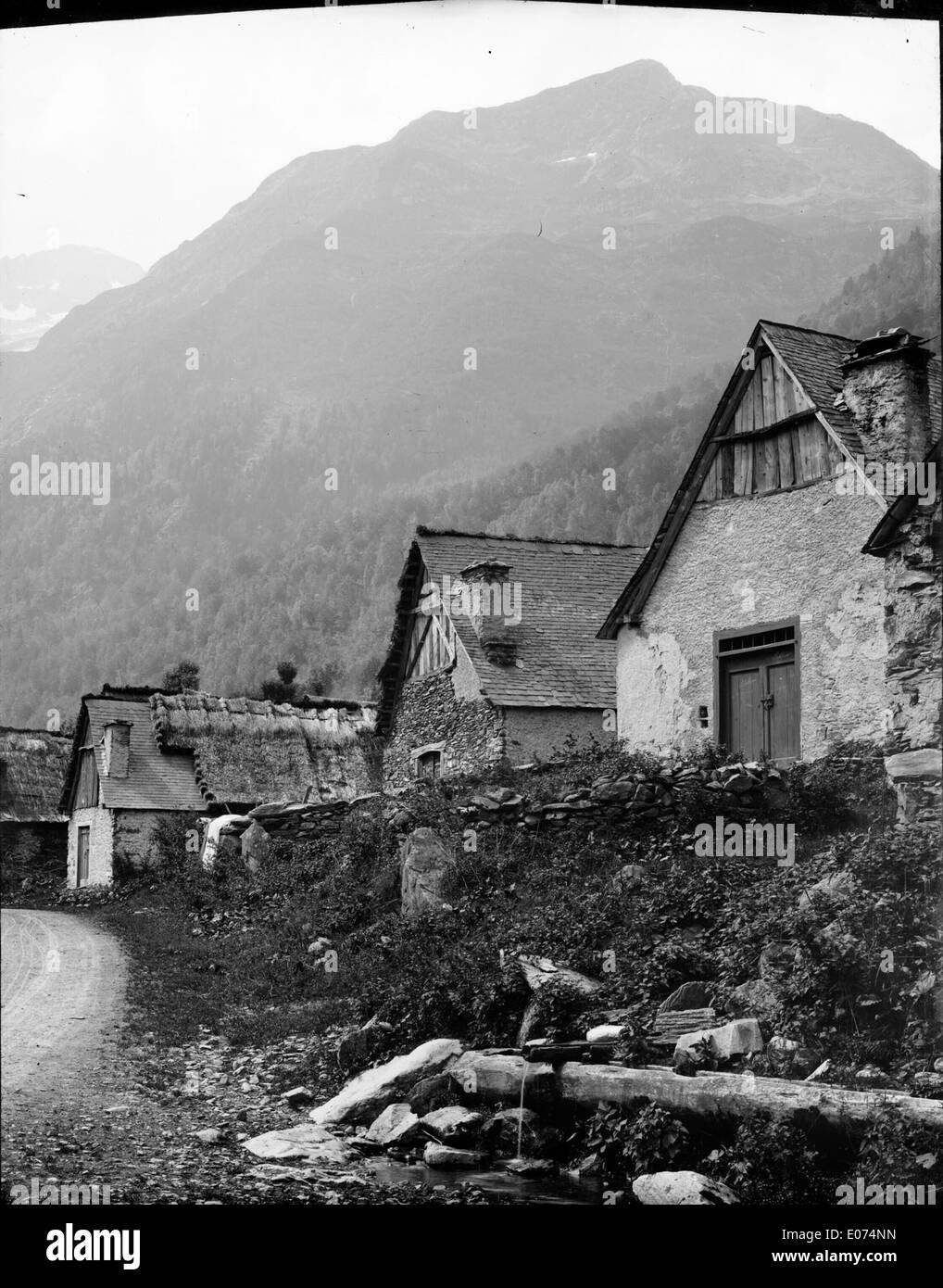 Dieses Landschaftsbild mit dem Titel „Trois granges dans un paysage de montagne“ zeigt die ländliche Szene von Gavarnie, einem Dorf in den französischen Pyrenäen. Das Werk fängt die Schönheit des bergigen Geländes und die Einfachheit des ländlichen Lebens ein. Stockfoto