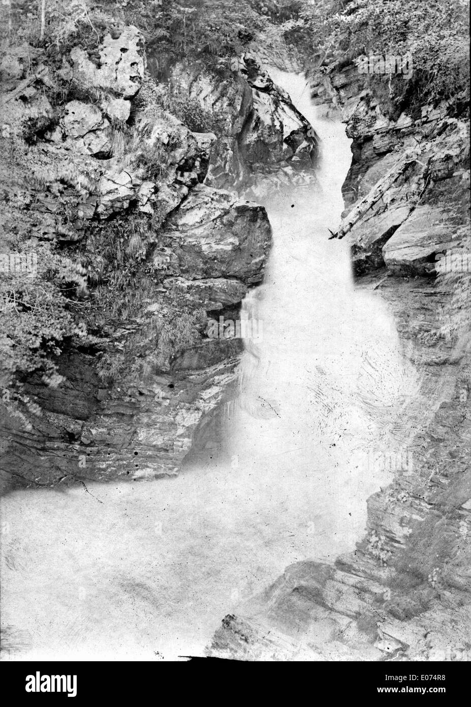 Ein Gemälde, das die Wasserfälle in Luchon darstellt, das 1889 geschaffen wurde. Die Szene fängt die natürliche Schönheit der Pyrenäen in Frankreich ein, mit Schwerpunkt auf dem fließenden Wasser und der üppigen Landschaft. Stockfoto