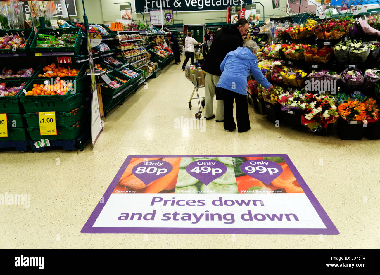 Eine Anzeige zu günstigen Preisen in Tesco-Supermarkt Stockfoto