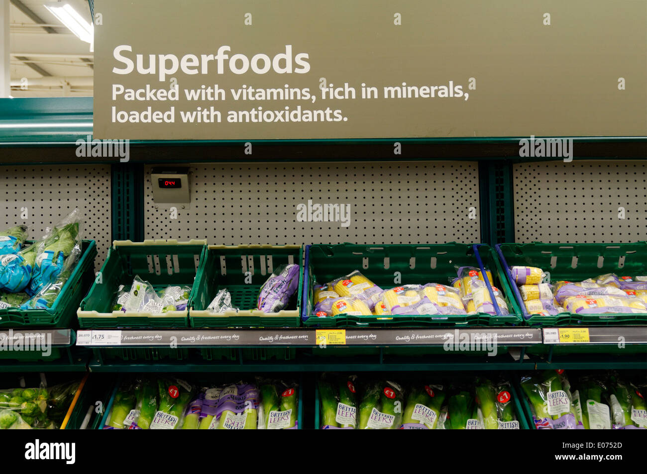 Superfoods in einem Tesco-Supermarkt Stockfoto