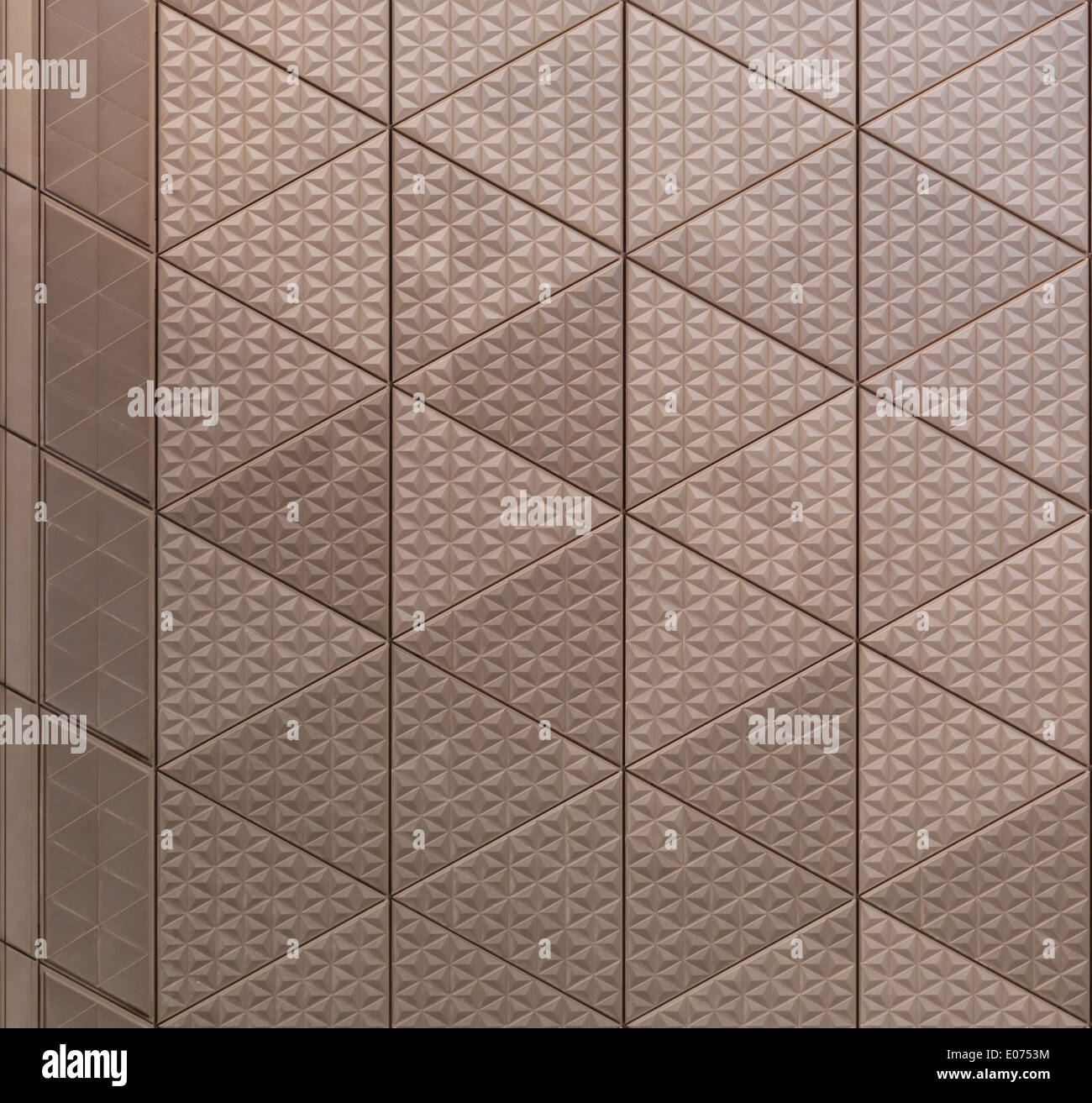 Abstrakte Textur des architektonischen Metallelement mit dreieckigen Muster Stockfoto