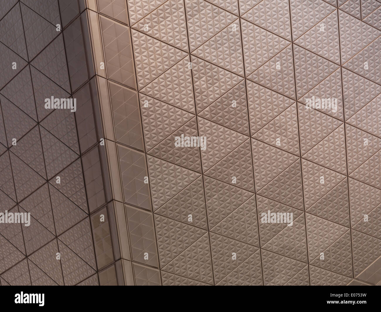 Abstrakte Textur des architektonischen Metallelement mit dreieckigen Muster Stockfoto
