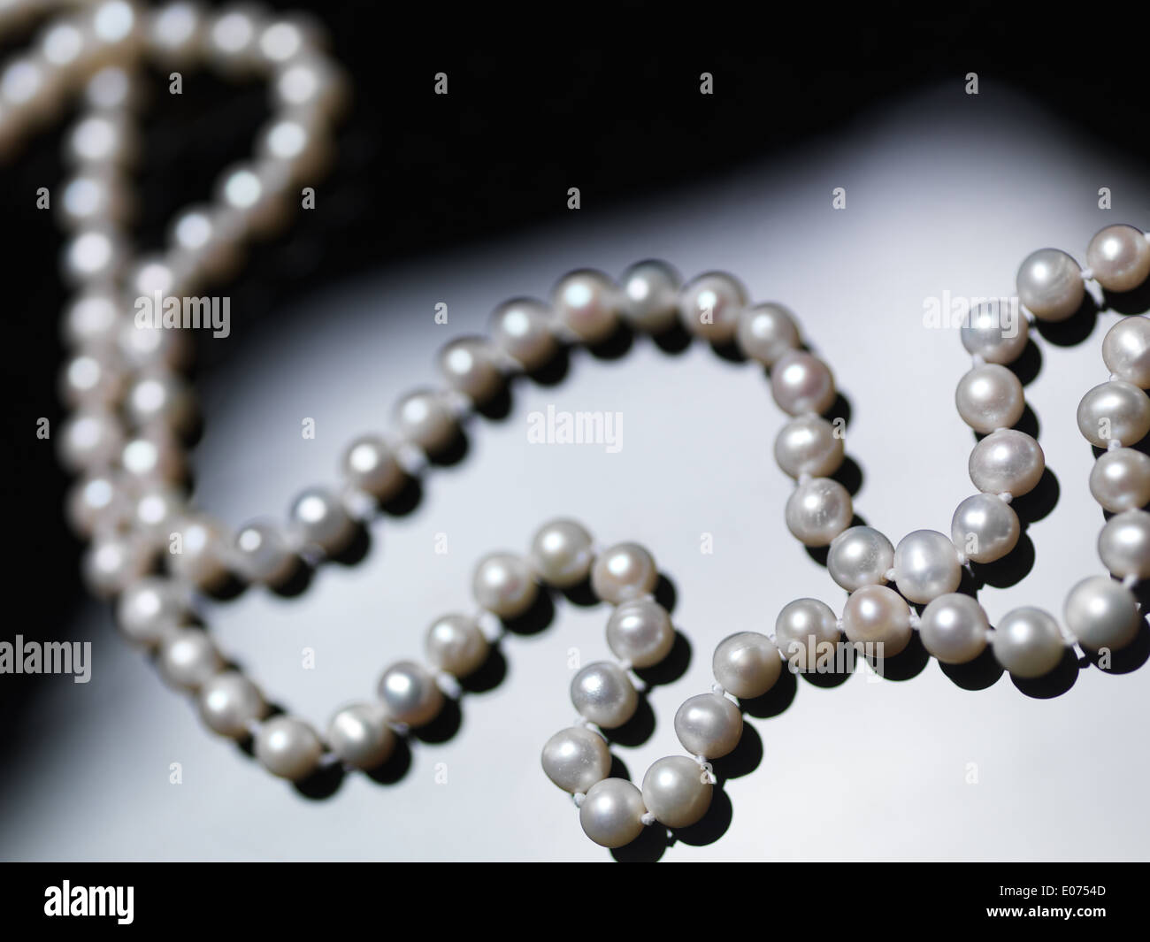Perlenkette-Perlen auf schwarzen und weißen Hintergrund Stockfoto