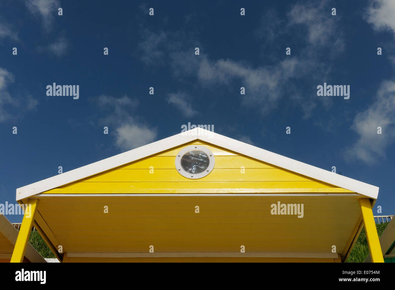 Eine gelbe Strand Hütte und blauer Himmel Stockfoto