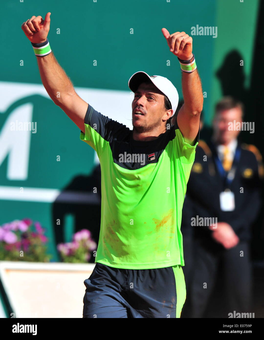 Lissabon, Lissabon. 4. Mai 2014. Carlos Berlocq Argentinien feiert nach dem Sieg über Tomas Berdych aus der Tschechischen Republik während der Portugal Open Finale Stadium Jamor in Oeiras, Stadtrand von Lissabon am 4. Mai 2014. Berlocq gewann 2: 0. © Zhang Liyun/Xinhua/Alamy Live-Nachrichten Stockfoto