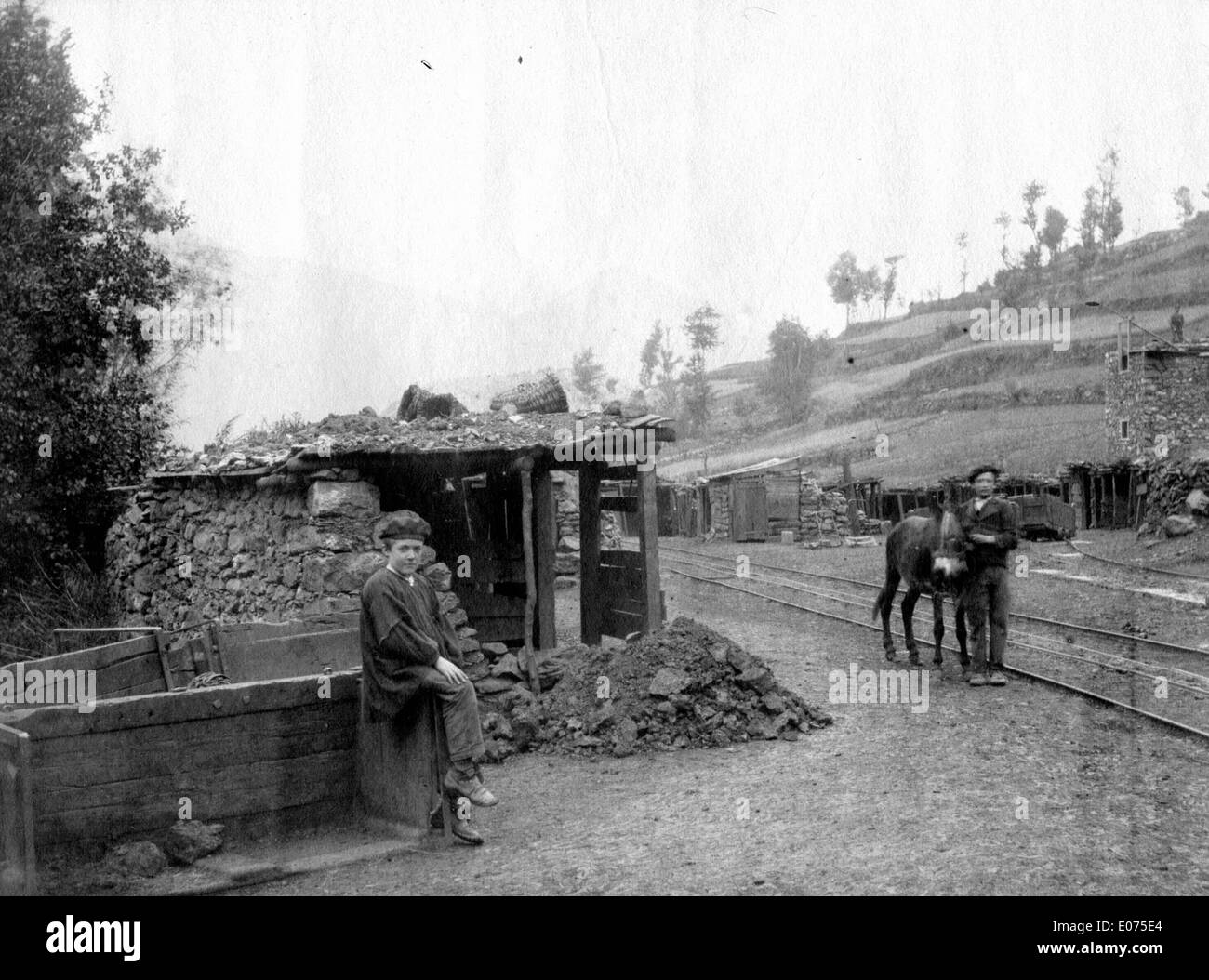 Dieses historische Foto oder Gemälde zeigt die „Aux Mines de Ranci“ in Vicdessos, Frankreich, ab September 1882. Es bietet Einblicke in die Bergbauindustrie des späten 19. Jahrhunderts in der Region. Stockfoto