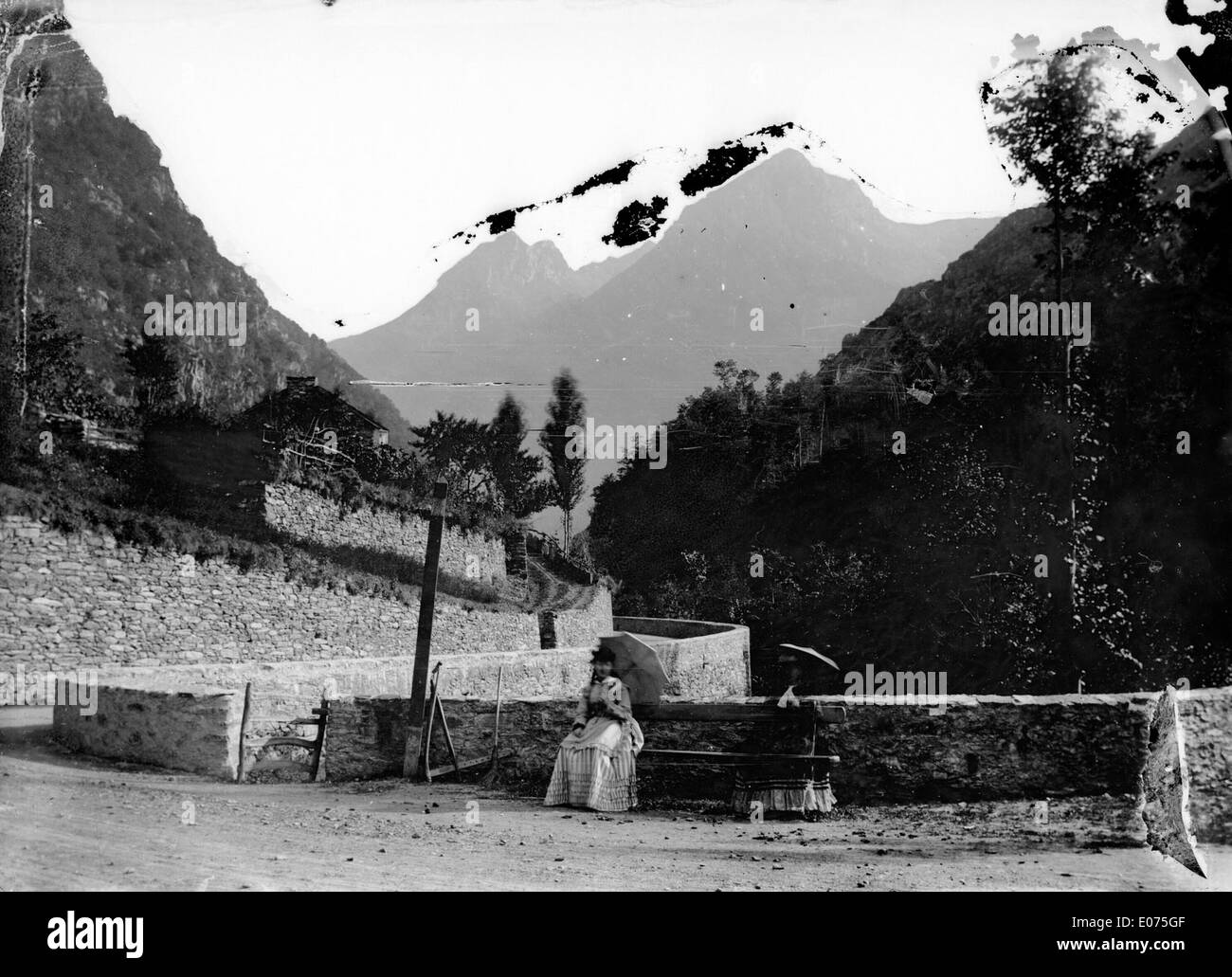 Dieses historische Foto vom Juli 1870 zeigt Madame de Gomiecourt und ihre Tochter Charlotte auf der Straße nach Gavarnie, nahe Luz-Saint-Sauveur. Das Bild bietet einen Einblick in die französische Reise des 19. Jahrhunderts und erfasst die Landschaft und Mode der Zeit. Stockfoto