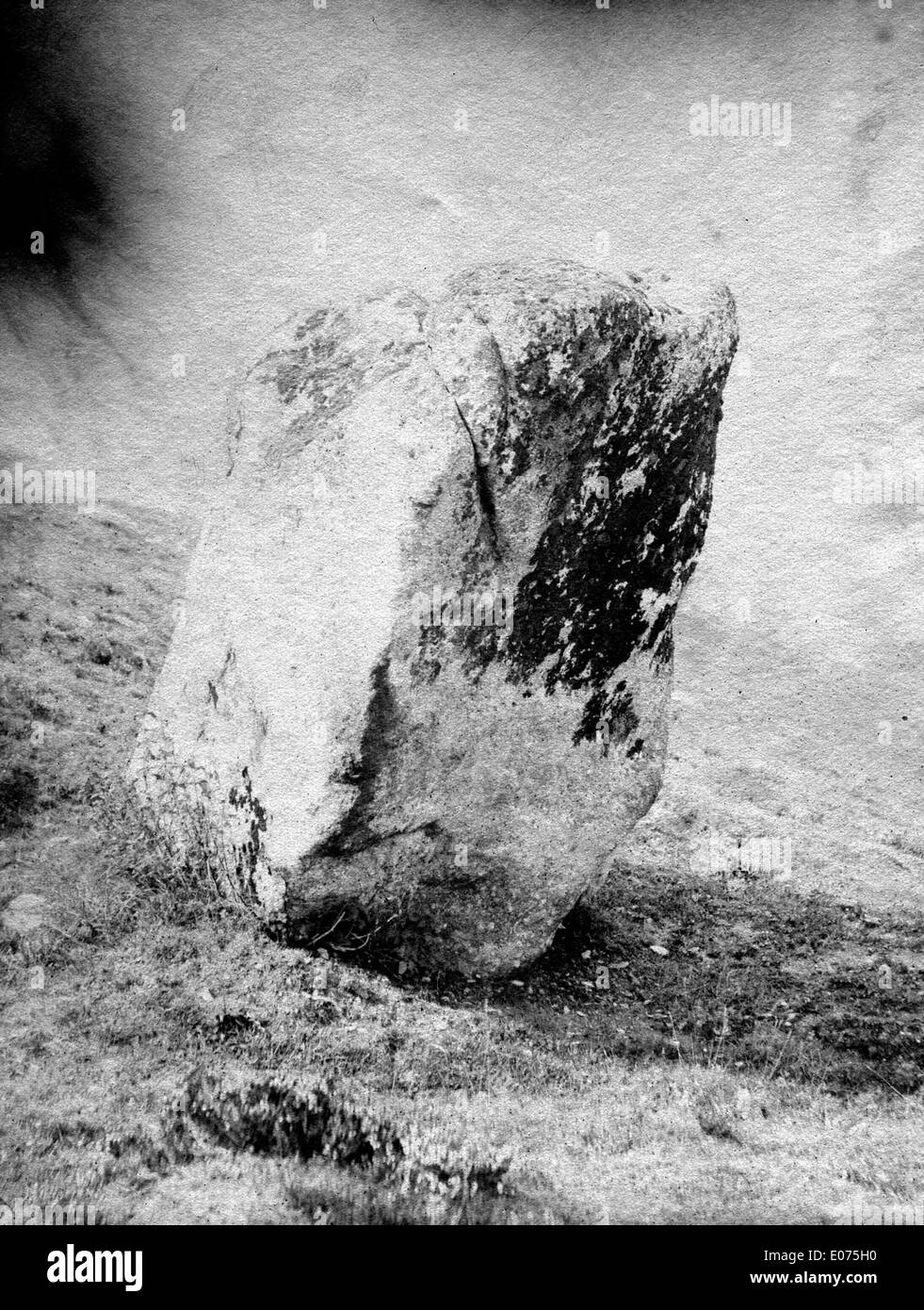 „Bloc ou erratique, Gavarnie“ bezieht sich wahrscheinlich auf ein Bild, das die natürliche Landschaft von Gavarnie darstellt und die zerklüfteten geologischen Merkmale mit besonderem Augenmerk auf die für die Region typischen unregelmäßigen Felsbrocken und Felsformationen zeigt. Stockfoto