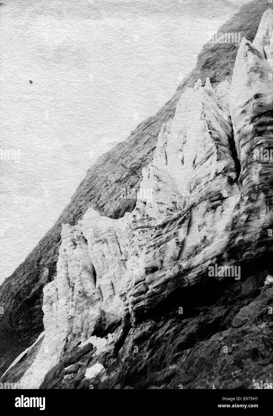 Die „Aiguilles de Glace“ (Eisnadeln) in Gabi-tou, Gavarnie, bietet eine atemberaubende natürliche Landschaft aus Eisformationen im Gavarnie-Gebiet der französischen Pyrenäen. Dieser Ort ist bekannt für seine zerklüfteten, vereisten Gipfel und das dramatische bergige Gelände, was ihn zu einem beliebten Ziel für Kletterer und Naturliebhaber macht. Stockfoto