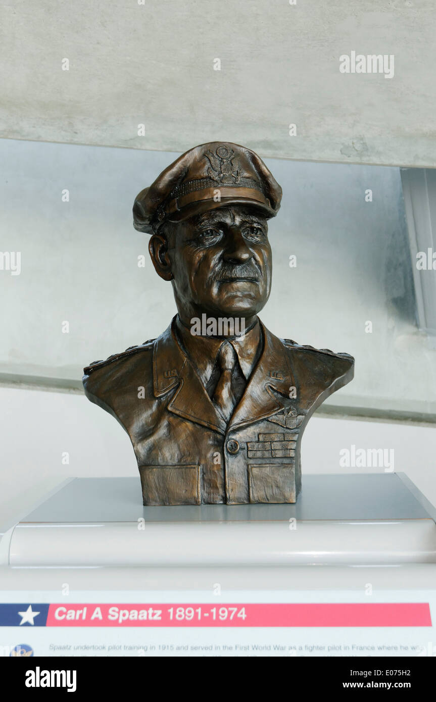 Eine Büste von Carl Spaatz, Leiter der acht US Air Force während des 2. Weltkrieges, im Duxford Air Museum Stockfoto