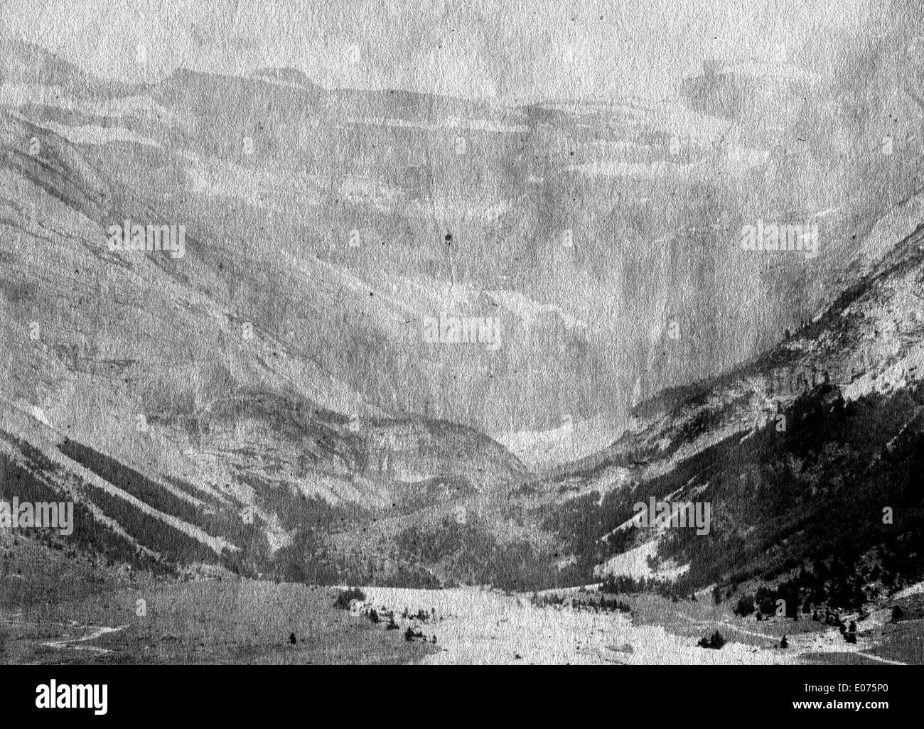 Ein Foto oder Kunstwerk, das den Cirque de Gavarnie darstellt, ein natürliches Amphitheater in den französischen Pyrenäen. Der Ort ist bekannt für seine hohen Klippen und die dramatische Landschaft, die zum UNESCO-Weltkulturerbe gehört. Stockfoto