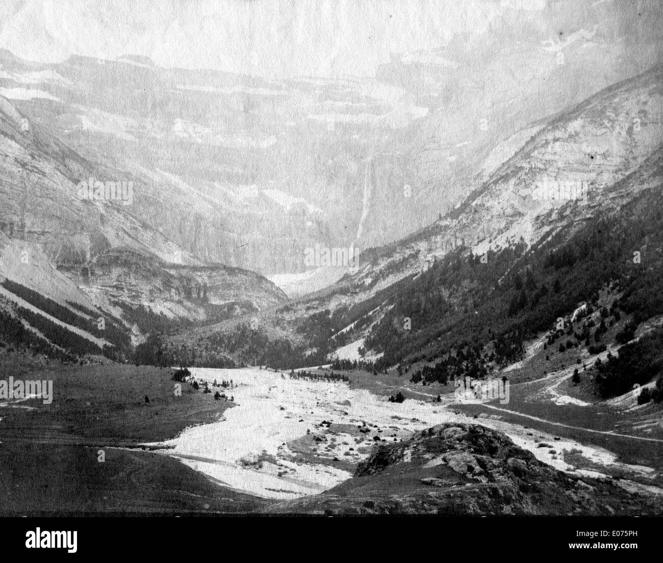 Der Cirque de Gavarnie ist ein dramatisches natürliches Amphitheater in den französischen Pyrenäen. Bekannt für seine atemberaubenden Landschaften, ist es ein UNESCO-Weltkulturerbe und zieht Besucher mit seiner beeindruckenden Aussicht und geologischen Bedeutung an. Stockfoto