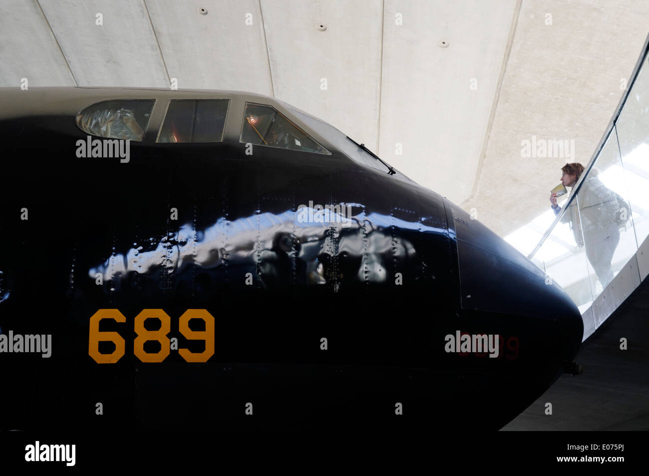 Eine Frau, Blick auf die riesige Boeing b-52 Stratofortress auf Ausstellung in Duxford Air Museum Stockfoto