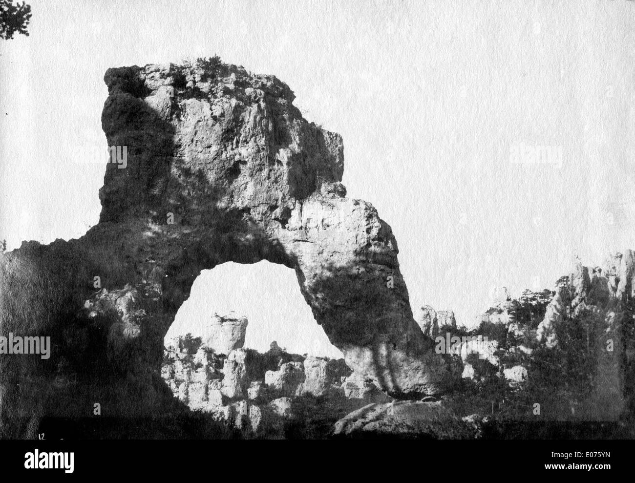 „Montpellier le Vieux, l'oeil du diable“ bezieht sich auf eine natürliche Felsformation im Gebiet Montpellier le Vieux in Frankreich. Dieses einzigartige Merkmal, das als „Teufelsauge“ bekannt ist, ist eine markante Felsformation, die Touristen wegen ihres markanten Aussehens und ihrer geologischen Bedeutung anzieht. Stockfoto