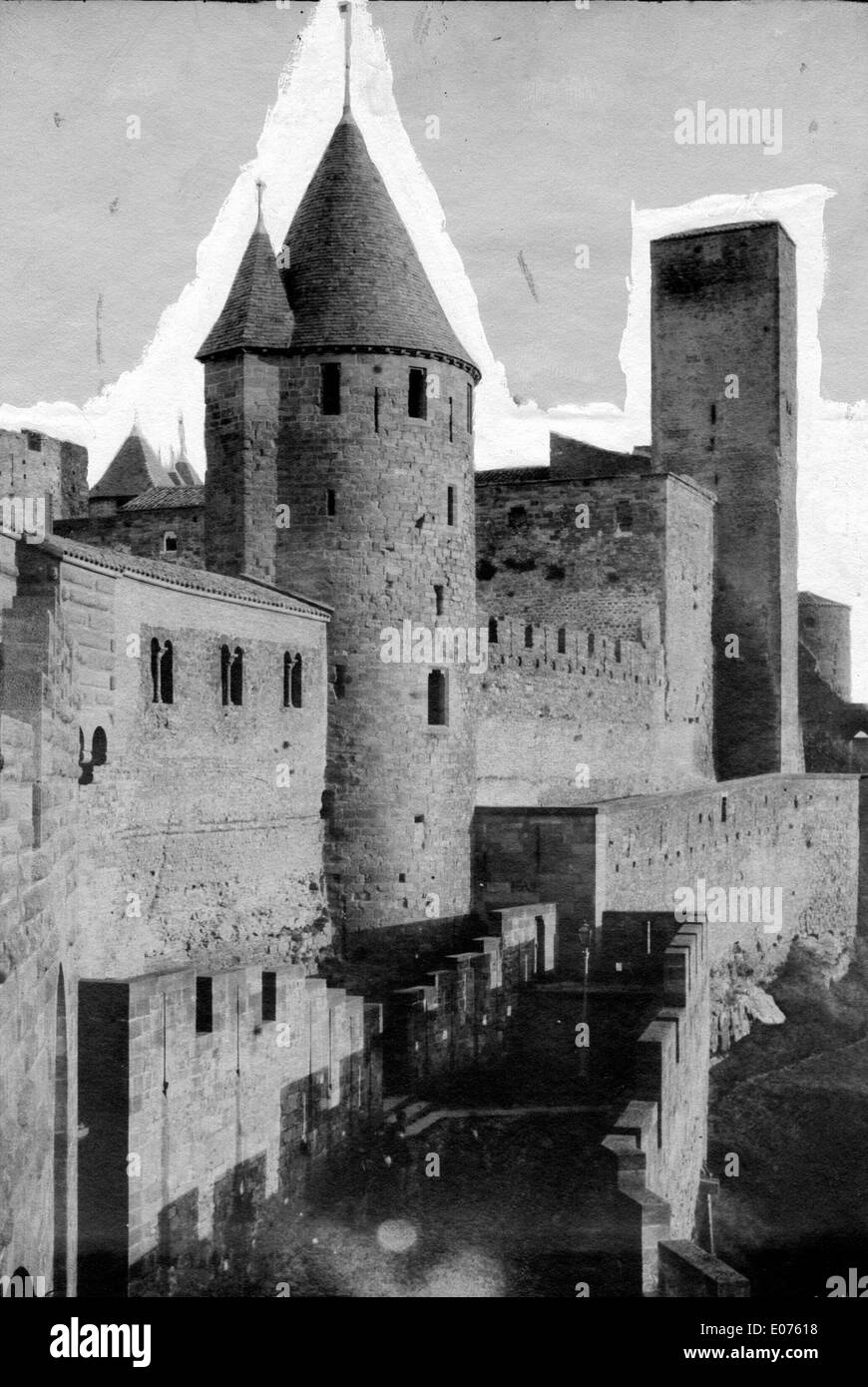 Dieses Foto aus dem Jahr 1881 mit dem Titel „Sur les Remparts“ zeigt einen Blick auf die alte befestigte Stadt Carcassonne in Frankreich. Das Bild zeigt die Mauern und Türme der Stadt, die ihre historische Architektur und das mittelalterliche Erbe widerspiegeln. Stockfoto