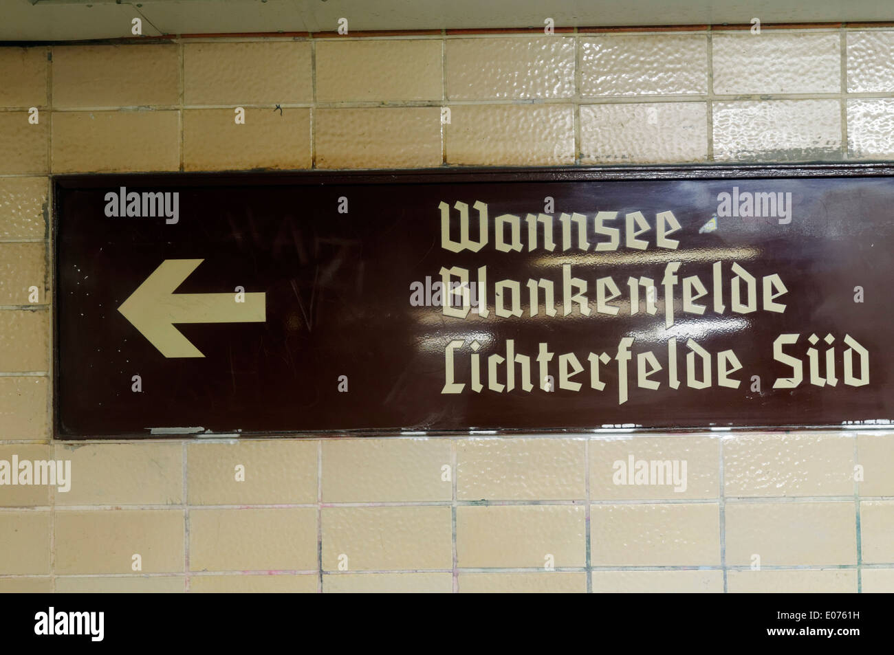 Ein Nazi-Ära u-Bahn-Schild Wannsee, die berüchtigten 1942-Konferenz, wo die finale Lösung vereinbart wurde Stockfoto