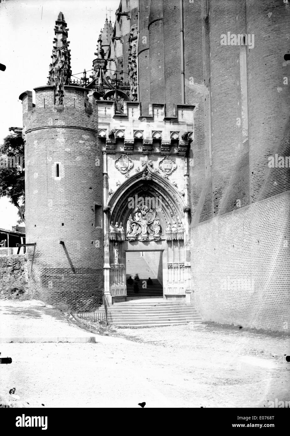 Die Porte de la Cathédrale Saint-Cécile in Albi, Frankreich, ist ein großes architektonisches Merkmal der Kathedrale der Stadt. Dieser eindrucksvolle Eingang ist Teil der zum UNESCO-Weltkulturerbe gehörenden Albi Kathedrale, ein Beispiel für südgotische Architektur. Stockfoto