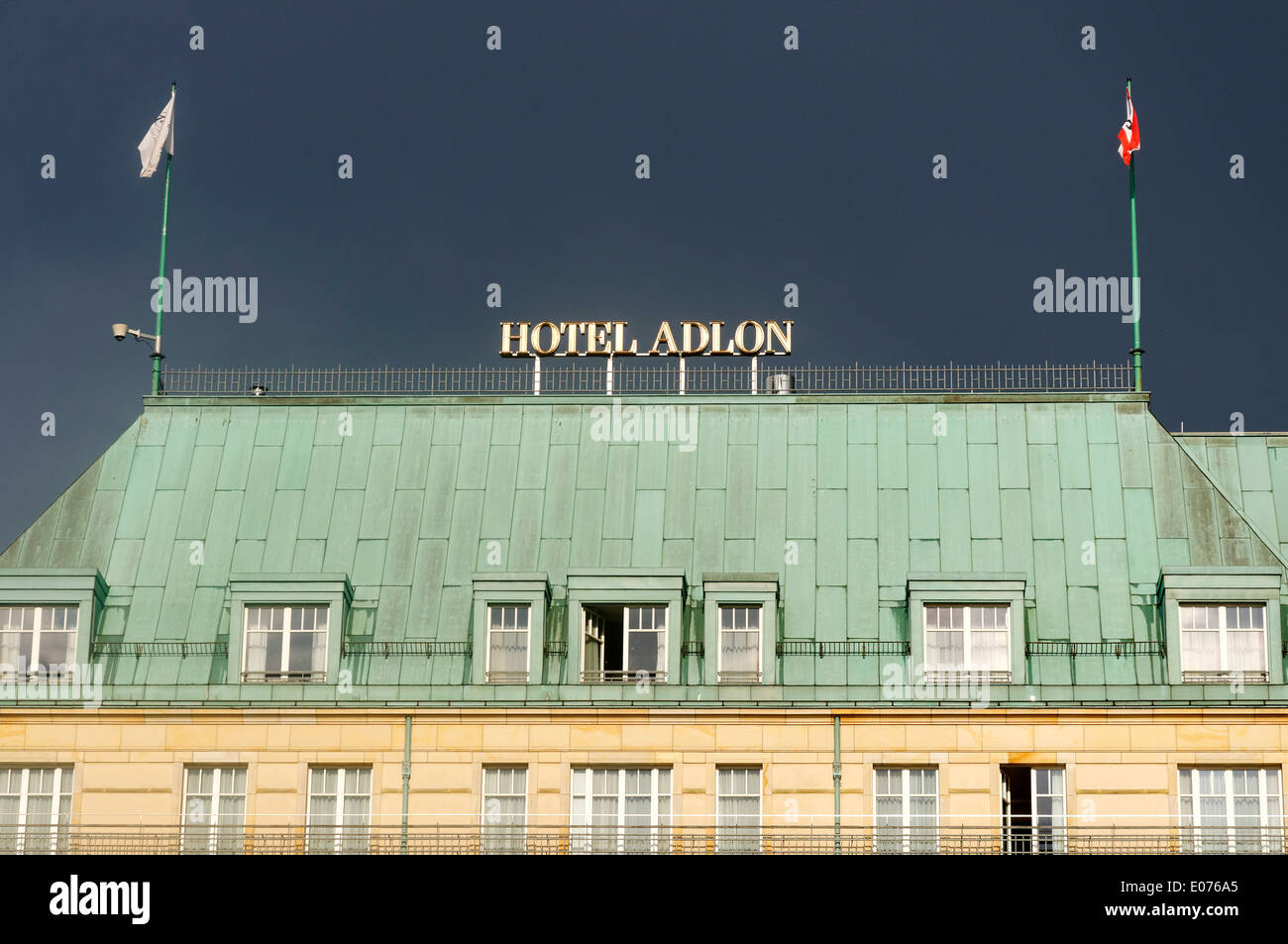 Hotel Adlon in Berlin, mit dunklen Himmel nach einem Gewitter Stockfoto