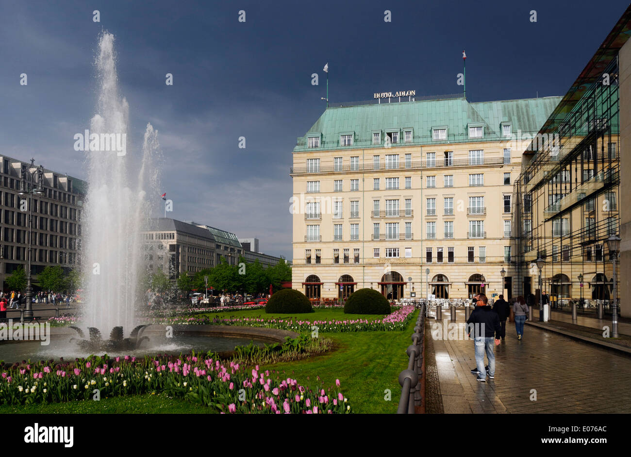 Hotel Adlon in Berlin, mit dunklen Himmel nach einem Gewitter Stockfoto
