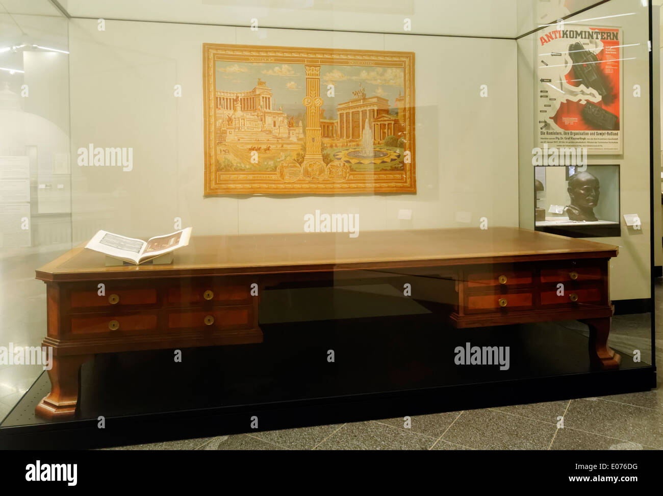 Adolf Hitlers Schreibtisch aus dem Bundeskanzleramt, im Deutschen Historischen Museum in Berlin. Stockfoto