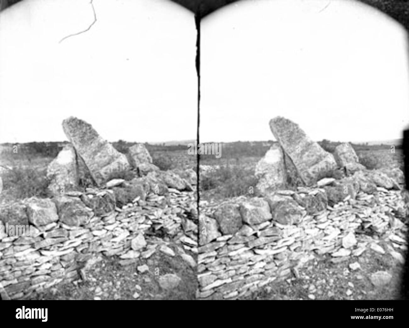 Ein einfaches Bild, das Penne-Pasta darstellt und sich auf ihre traditionelle und klassische italienische Form konzentriert. Penne ist eine beliebte Nudelsorte, die für ihre röhrenförmige Form und Vielseitigkeit in verschiedenen Gerichten bekannt ist. Stockfoto