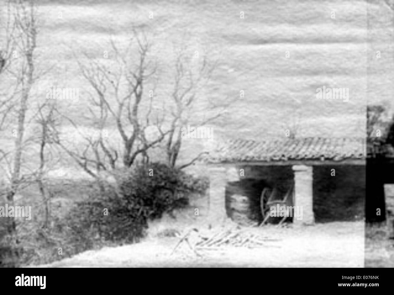 Essai, grange, deux piliers de pierre ist ein französisches Kunstwerk, das eine ländliche Scheune mit zwei Steinsäulen darstellt. Das Gemälde unterstreicht die Einfachheit und rustikale Schönheit der Landschaft und spiegelt die Bewunderung des Künstlers für die Harmonie zwischen Natur und Architektur wider. Stockfoto