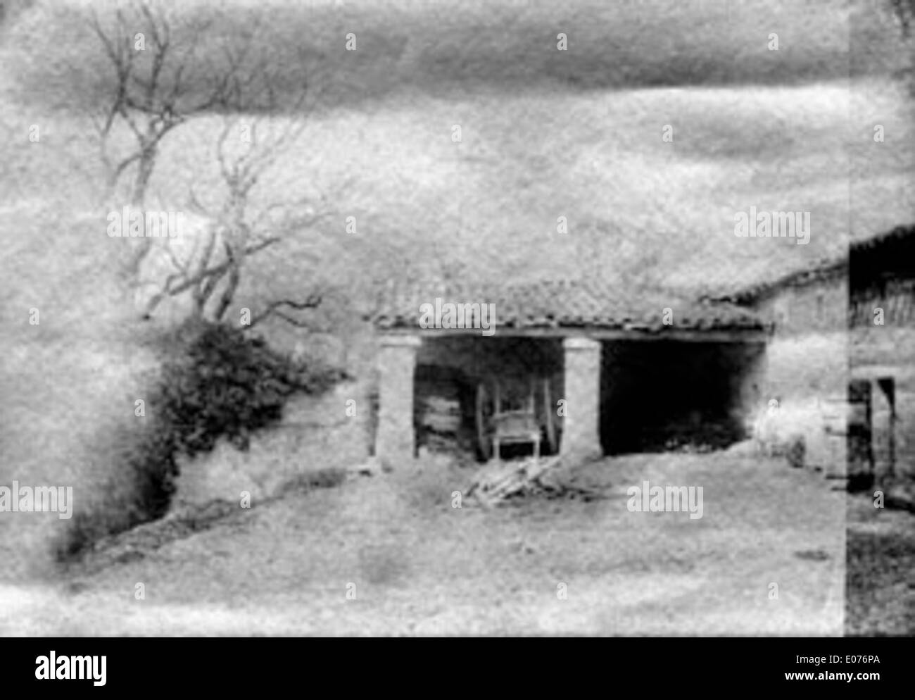 „Essai, grange, deux piliers de pierre“ ist eine künstlerische Studie, die sich auf eine Scheune mit zwei Steinsäulen konzentriert. Das Stück untersucht das Verhältnis zwischen Architektur und Natur, wobei das Augenmerk auf die ländliche Umgebung und die strukturelle Integrität der Steinsäulen gelegt wird. Stockfoto