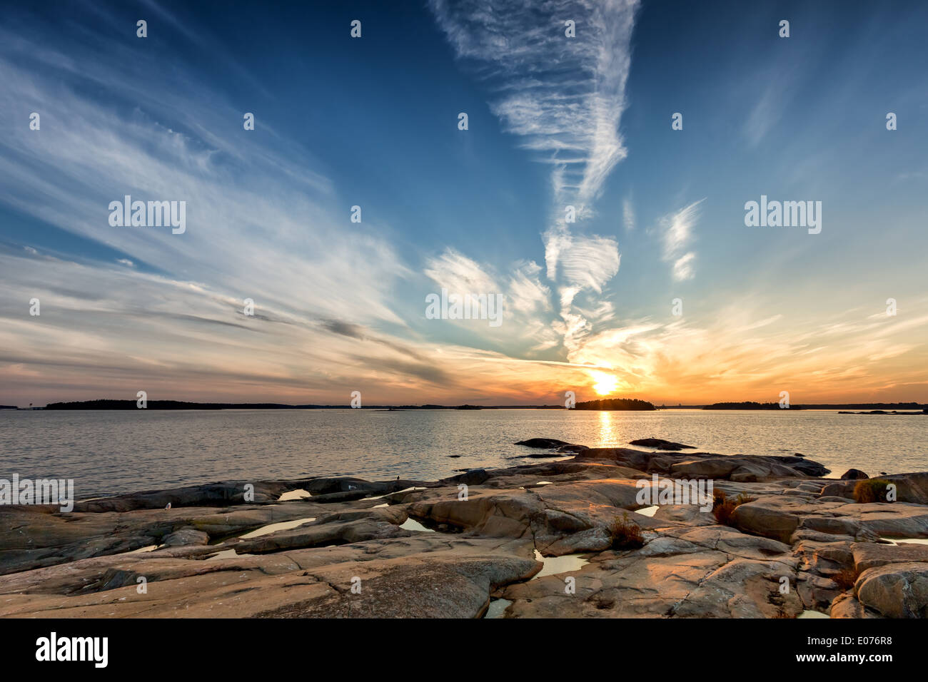 Einen wunderschönen Sonnenuntergang über der Ostsee und Helsinki Stadt in den weiten Horizont, gesehen von Hattusaari, Finnland, EU Stockfoto