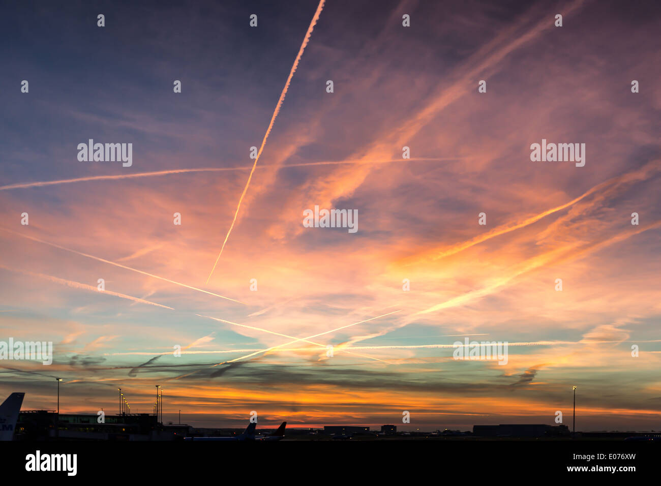 Sonnenaufgang am Schiphol Flughafen, Amsterdam, Niederlande, EU Stockfoto
