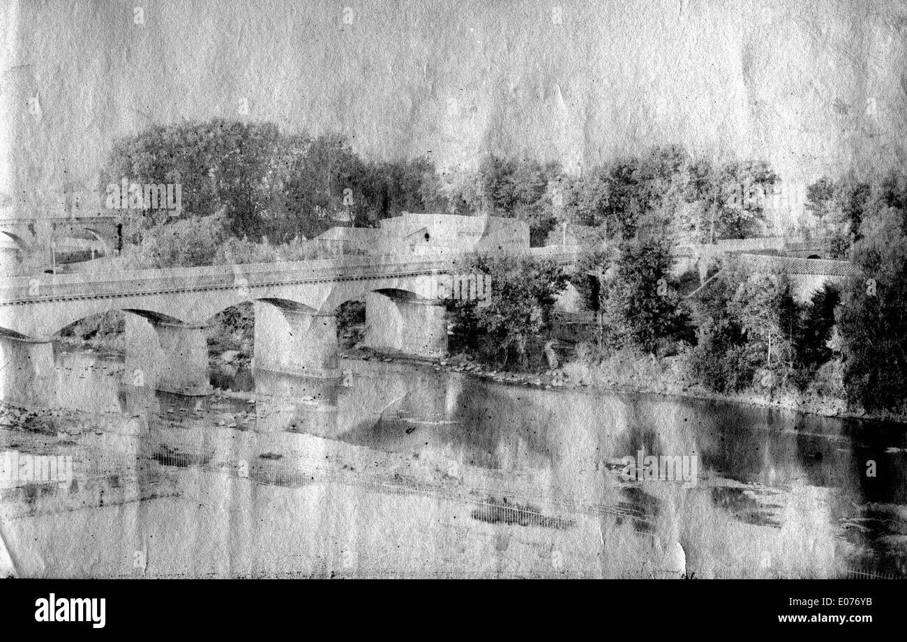 Dieses Bild zeigt das historische Pont et Citè in Carcassonne, Frankreich. Die mittelalterliche Brücke verbindet zwei Teile der Stadt und ist ein wichtiges architektonisches Merkmal der historischen Festungsstadt. Stockfoto