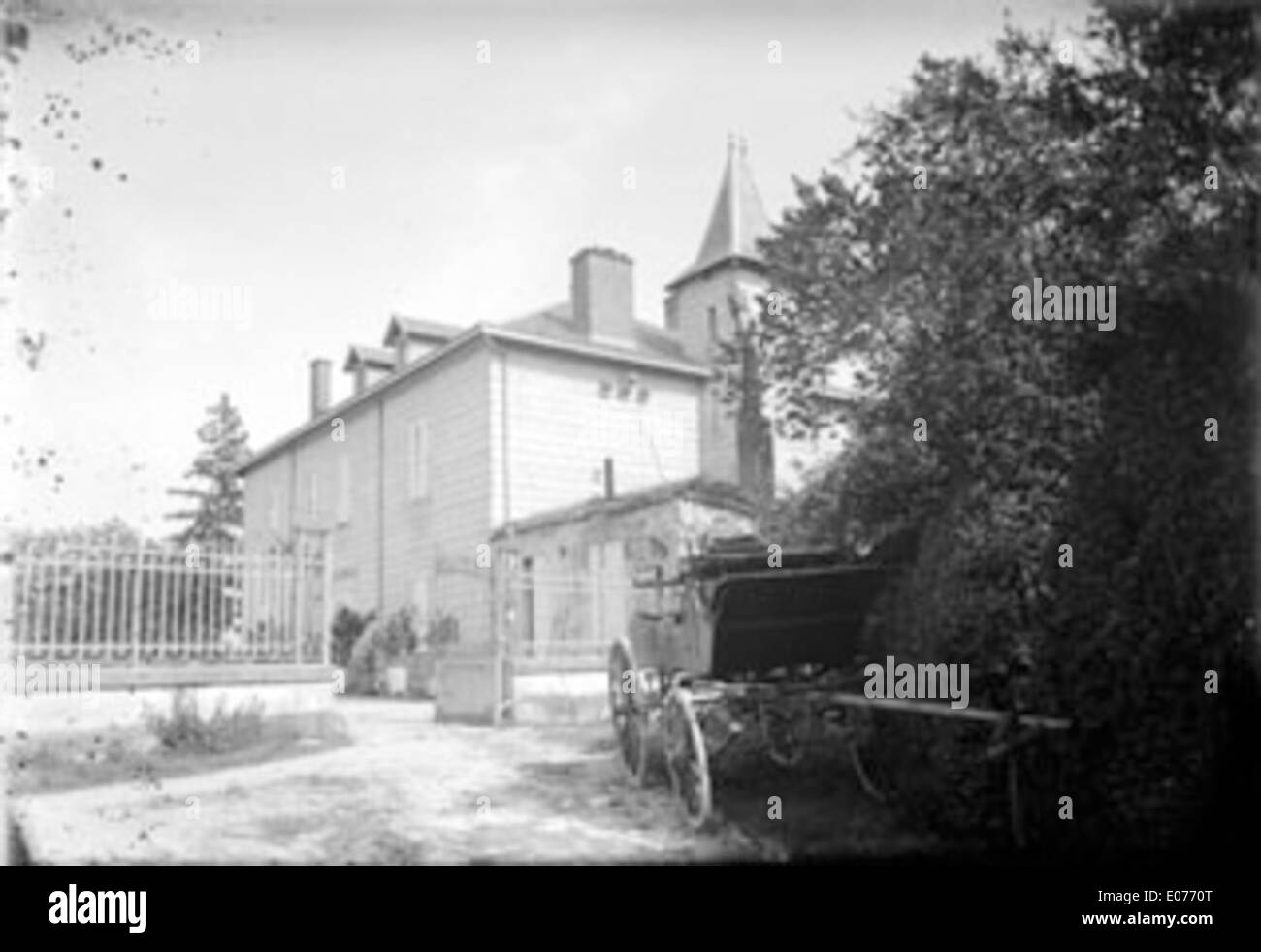 Dieses historische Bild mit dem Titel „Entrée Grille, B'lesta, 14 Juillet 1901“ zeigt das Eingangstor bei B'lesta, das während eines bedeutenden Ereignisses am 14. Juli 1901 aufgenommen wurde. Das Datum zeigt einen wichtigen Moment in der französischen Geschichte an, möglicherweise im Zusammenhang mit den Feierlichkeiten zum Bastille-Tag oder einer öffentlichen Veranstaltung. Stockfoto