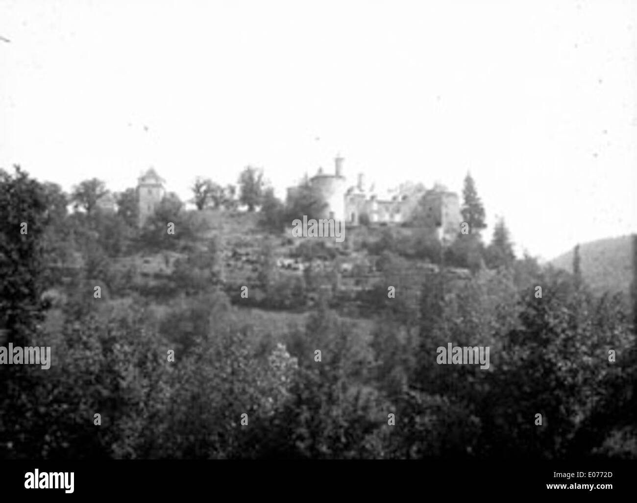 Dieser Panoramablick auf Cornusson, aufgenommen im Juni 1905, bietet einen Schnappschuss der Architektur und Landschaft der Stadt um die Wende zum 20. Jahrhundert und spiegelt die historische Entwicklung der Region wider. Stockfoto