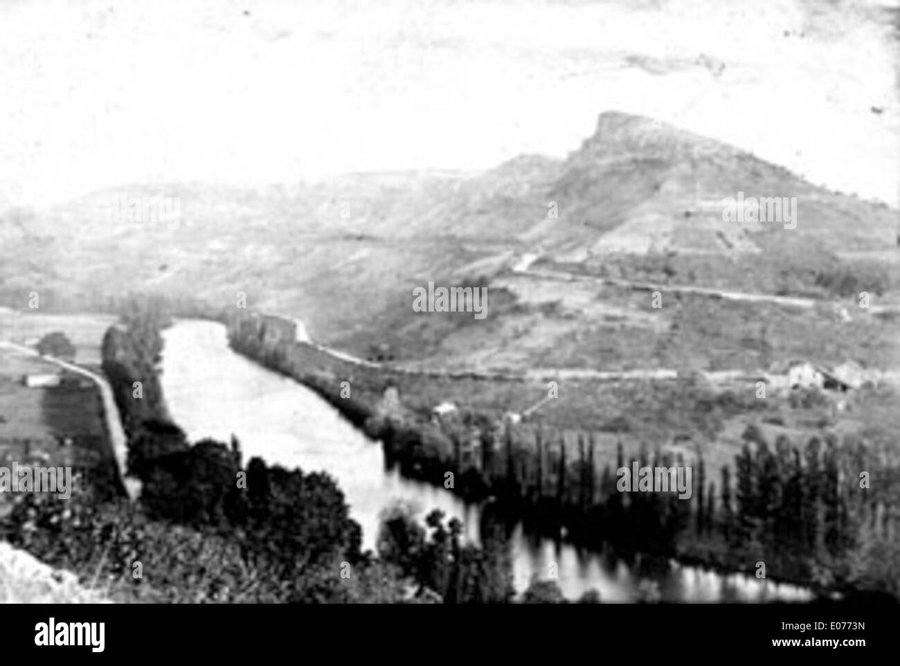 Dieses Gemälde zeigt die Region Aveyron und den Berg Démier bei Saint-Antonin, Frankreich, der im September 1889 gefangen genommen wurde. Das Kunstwerk spiegelt die landschaftliche Schönheit der französischen Landschaft wider, mit einem Schwerpunkt auf Naturlandschaften und ländlichem Leben während des späten 19. Jahrhunderts. Stockfoto