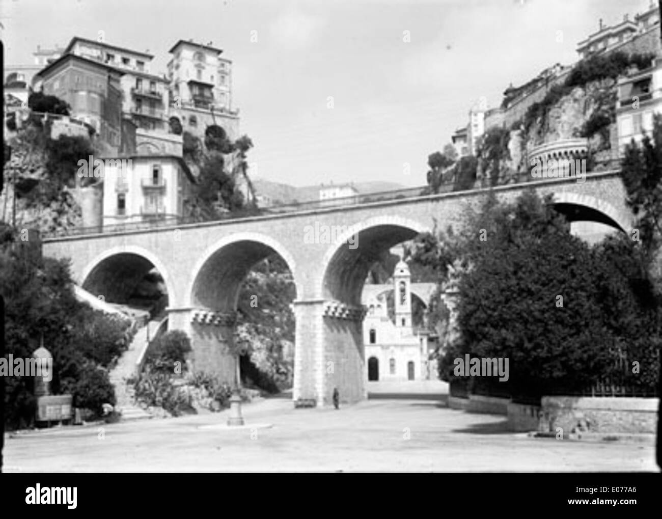 Eine Szene aus Monaco im April 1905, die Sainte Dévote, eine verehrte religiöse Figur, darstellt. Dieses historische Bild fängt sowohl die lokale Hingabe als auch die kulturelle Bedeutung des Ereignisses ein. Stockfoto